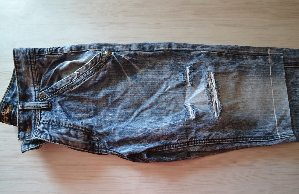 Fold the jeans shorts as shown