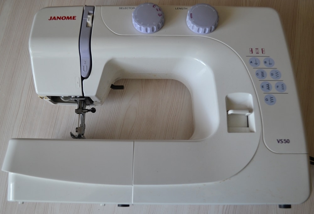 Sewing machine having an oscillating shuttle