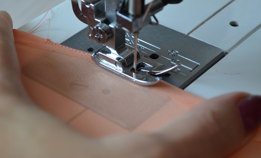 How to stretch a fabric by hand