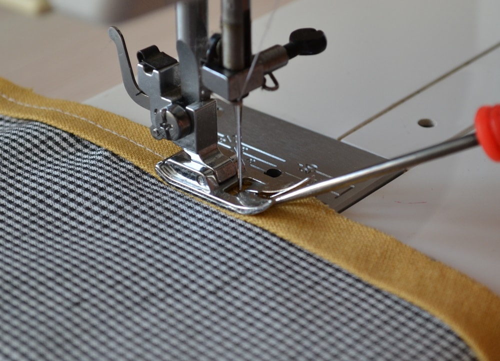 How to attach the piping to fabric
