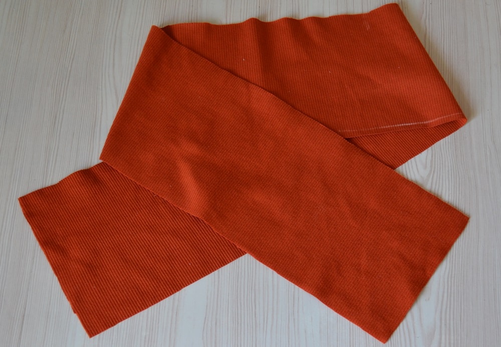 Ribbed knit fabric strip