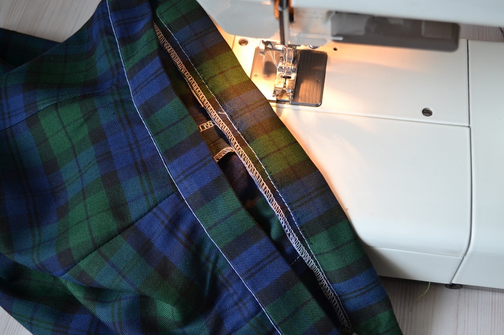 Finishing stitch line for waistband of skirt