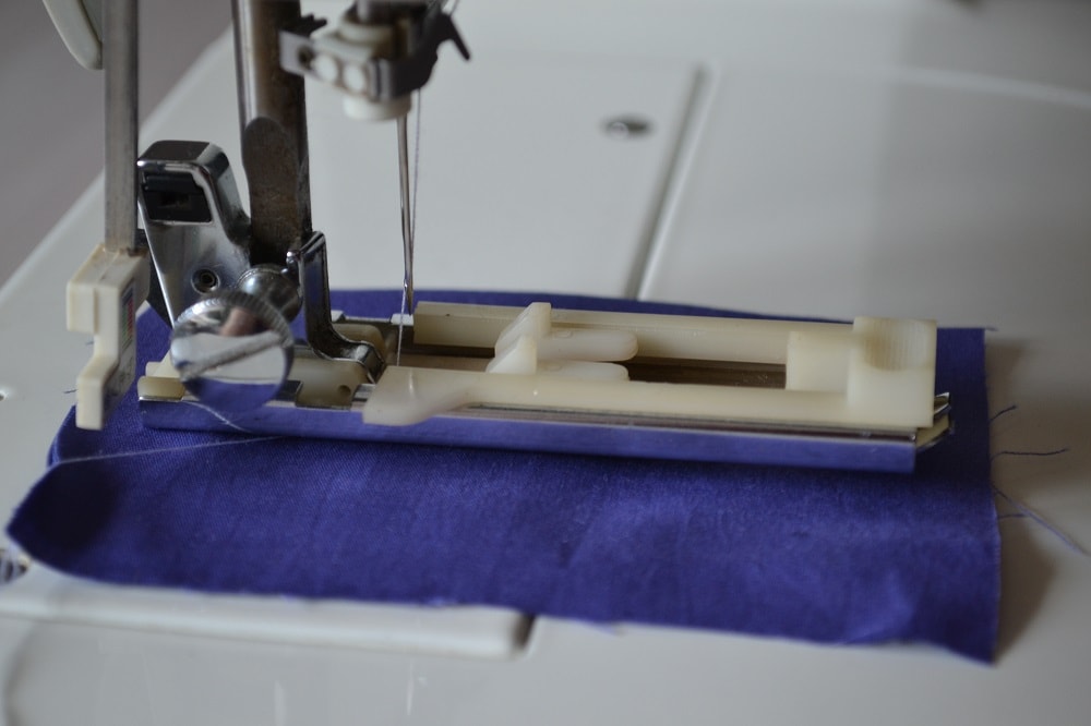 Making a buttonhole in automatic mode