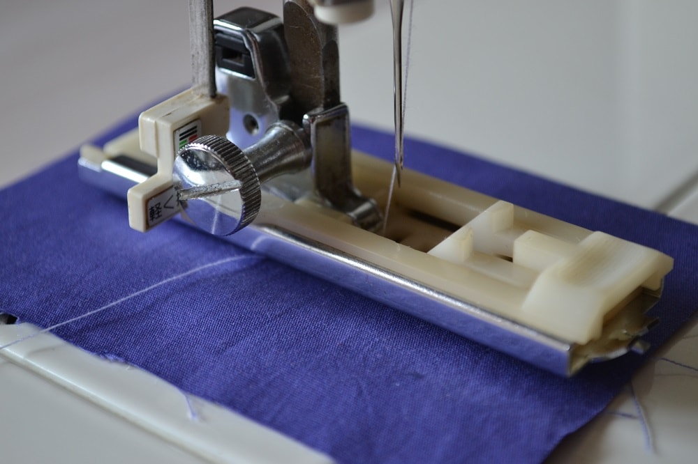 Last step of stitching an automatic buttonhole