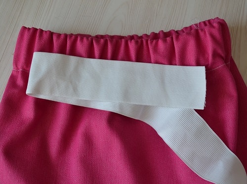 Waistband with an elastic casing