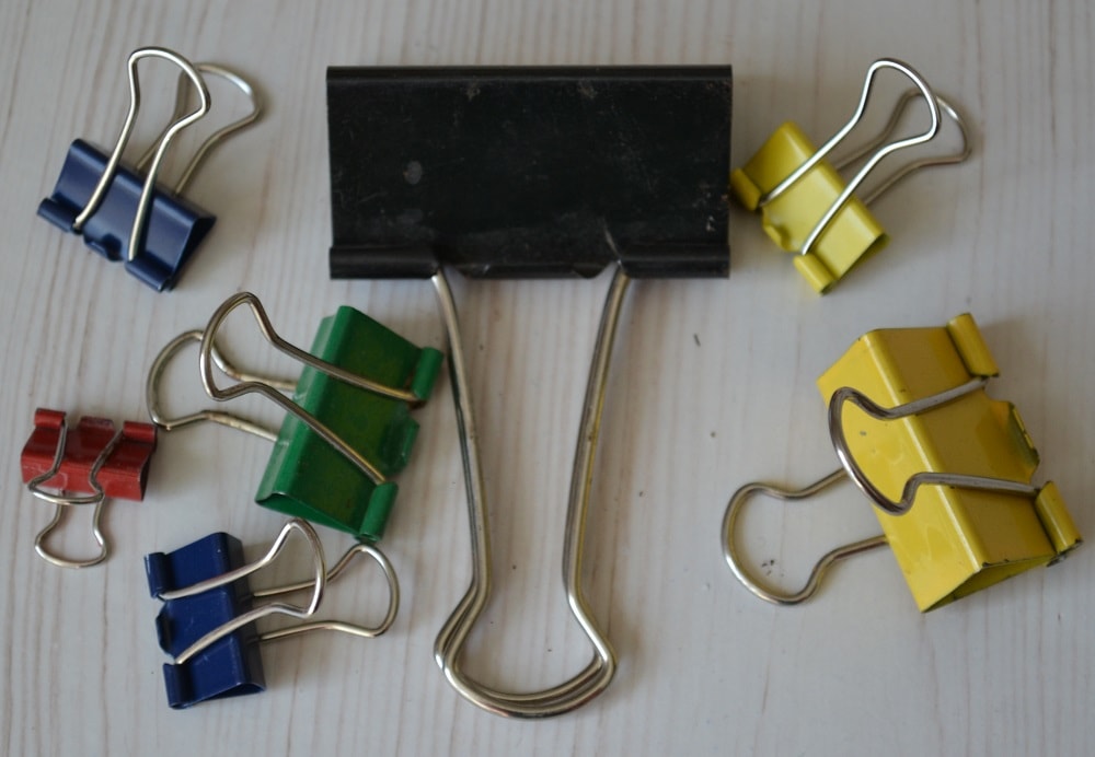 Set of fold clips having different sizes