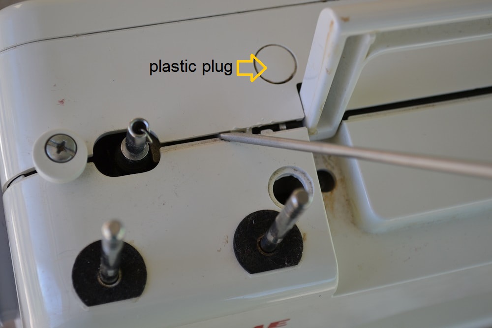 Internal latches of the sewing machine body